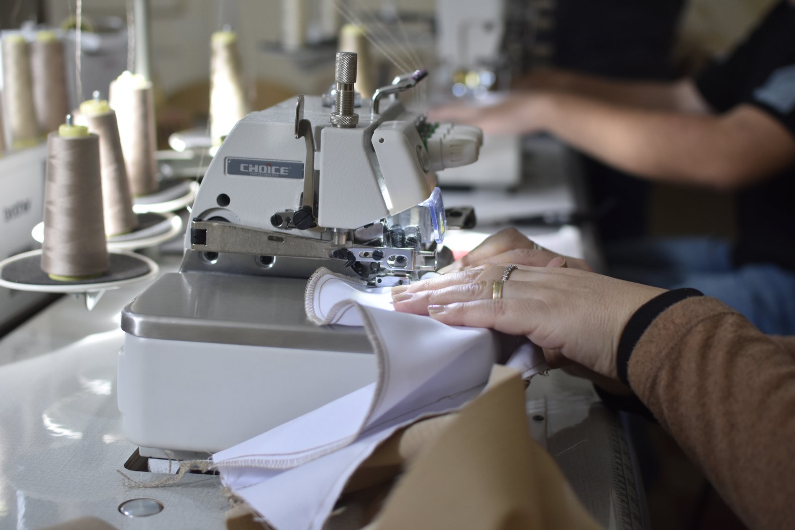 Equipo colaborando en un nuevo diseño